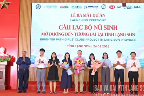 Ra mắt Câu lạc bộ Nữ sinh 'Mở đường đến tương lai'