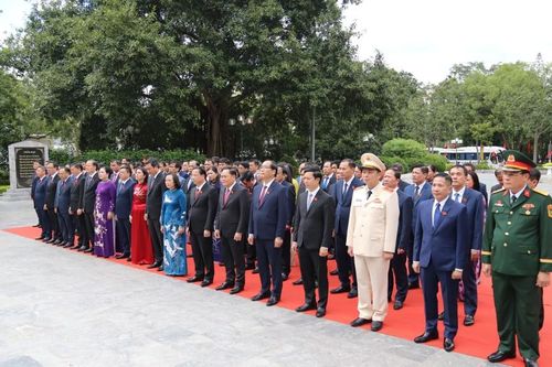 Dâng hương tại khuôn viên lưu niệm Chủ tịch Hồ Chí Minh và tượng đài đồng chí Hoàng Văn Thụ trước thềm Đại hội Đảng bộ tỉnh lần thứ XVIII