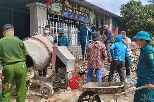 Hơn 100 cán bộ, người dân xã Gia Hội chung tay hỗ trợ hộ dân bị thiệt hại sau thiên tai