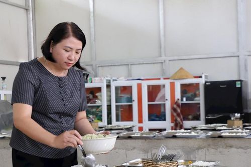 Gặp cô giáo nấu gần 200.000 suất cơm miễn phí cho học trò vùng sâu