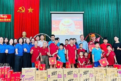 Chương trình thiện nguyện 'Ấm một mùa trăng 2025'