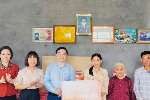 Bàn giao nhà tình nghĩa cho hộ nghèo xã Sơn Lương