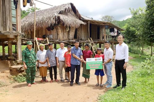 Báo và phát thanh, truyền hình Quảng Trị, Bia Huda: Hỗ trợ 5 triệu đồng giúp 2 học sinh mồ côi người Ma Coong