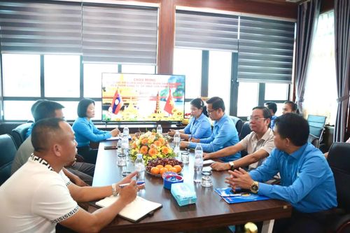 Liên hiệp Công đoàn tỉnh Salavan thăm, làm việc với Công ty Cổ phần Thủy sản Sông Gianh