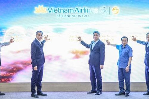 Hành trình cảm xúc cùng Vietnam Airlines 'Chạm thu Hà Nội'
