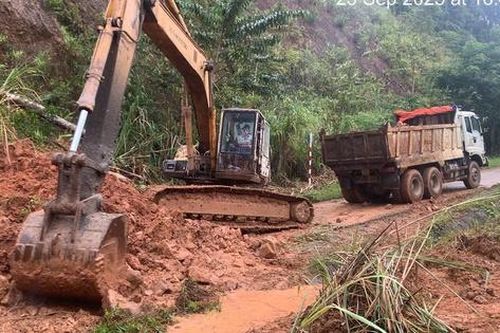 Quảng Ngãi nỗ lực thông xe sau sạt lở núi cô lập xã biên giới