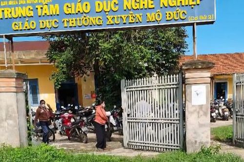 Trường học xập xệ sắp đổ, thầy và trò vừa học vừa run