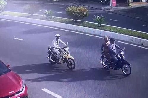 Dừng xe di chuyển hòn đá trên đường, người phụ nữ bị cướp dây chuyền vàng