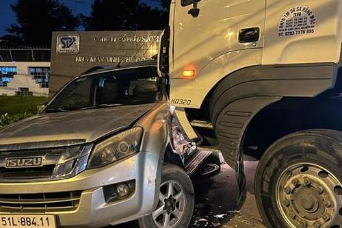 Xe bồn tông xe máy và xe bán tải, nghi tài xế đột tử trong lúc lái xe