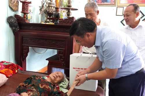 Bắc Ninh: UBND phường Yên Dũng phường thăm, tặng quà người cao tuổi tiêu biểu