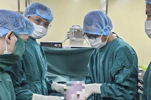 Thiếu nữ 19 tuổi mang khối u buồng trứng khổng lồ nặng 5,5kg
