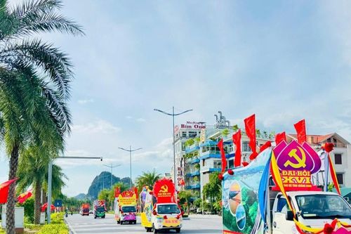 Quảng Ninh diễu hành tuyên truyền chào mừng Đại hội đại biểu Đảng bộ tỉnh lần thứ XVI, nhiệm kỳ 2025-2030