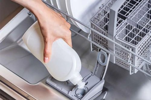 Dùng nước rửa chén thông thường cho máy rửa bát được không?