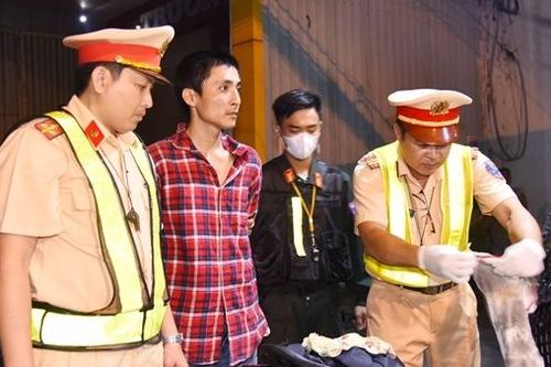 Tuần tra đêm, CSGT bắt quả tang 2 đối tượng tàng trữ 'hàng đá'