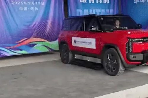 Tranh cãi quanh công nghệ ô tô điện phóng pin ra ngoài