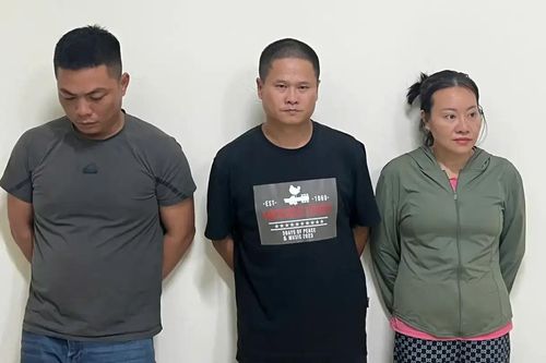 Bắt giữ ba người xả chất thải bể phốt xuống sông Tô Lịch