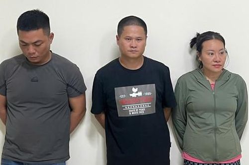 Bắt nhóm 3 đối tượng xả trộm chất thải xuống sông Tô Lịch