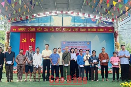 Đoàn đại biểu trí thức Thành phố Hồ Chí Minh tặng quà tại xã Nguyễn Huệ