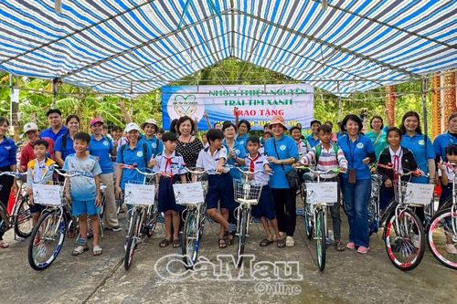 Hành trình xanh nâng bước em đến trường