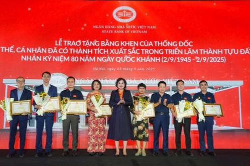 Khen thưởng tập thể, cá nhân xuất sắc tại Triển lãm thành tựu ngành ngân hàng