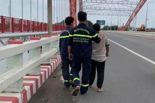 Chiến sĩ Cảnh sát CNCH thuyết phục thành công thanh niên từ bỏ ý định nhảy cầu Cỏ May tự tử