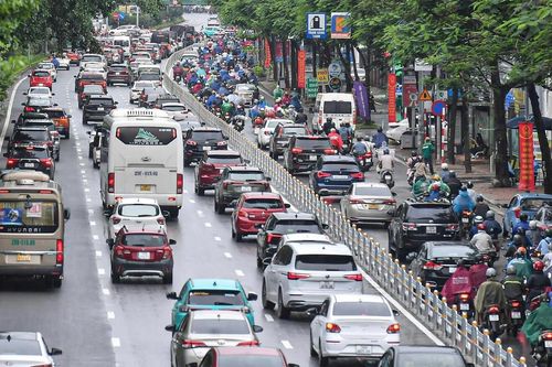 Xe máy không có làn riêng, đường luôn tắc vì ô tô đi kiểu 'điền vào chỗ trống'