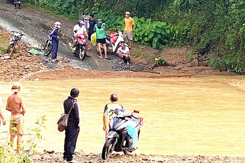 Nghệ An: Cầu tràn khe Xiêng Thù ngập sâu, hàng trăm hộ dân bị chia cắt