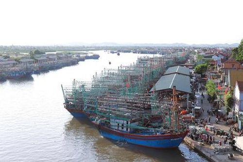 Nghệ An cấm tàu thuyền ra khơi, hoãn họp để dồn lực chống bão số 9