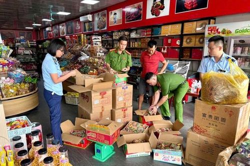 Thu giữ hơn 4.000 bánh Trung thu, kem quế trôi nổi