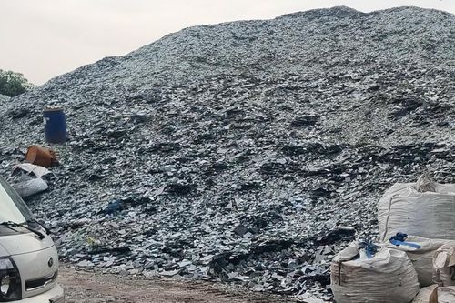 Khu tập kết kính thủy tinh nằm ngay khu dân cư