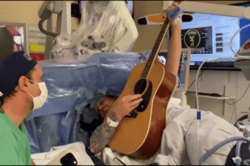 Ca mổ não đặc biệt, bệnh nhân vừa tỉnh vừa chơi guitar