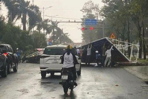 Pano cỡ lớn đổ xuống đường ở Cà Mau, nhiều người bị thương