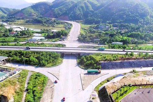 Lào Cai siết chặt quản lý đỗ xe dưới gầm cầu, gầm đường bộ