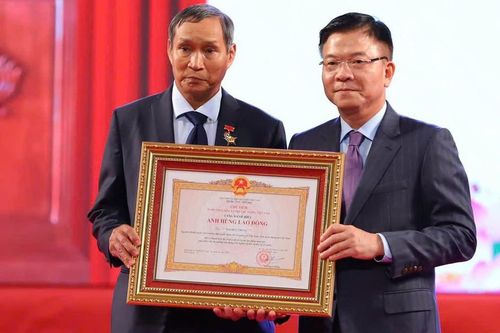 HLV Mai Đức Chung được nhận danh hiệu Anh hùng Lao động