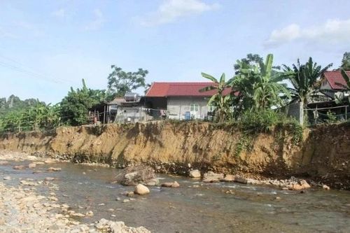 Sạt lở bờ suối tiến sát nhà dân ở xã Thanh Quân, tỉnh Thanh Hóa