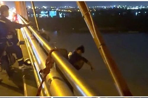 Giải cứu kịp thời người đàn ông có ý định nhảy cầu Cần Thơ tự tử