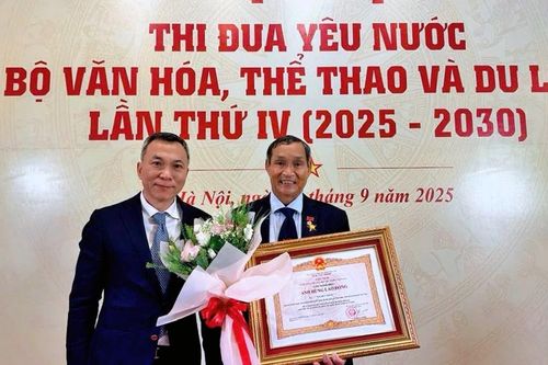 Huấn luyện viên Mai Đức Chung nhận danh hiệu Anh hùng Lao động