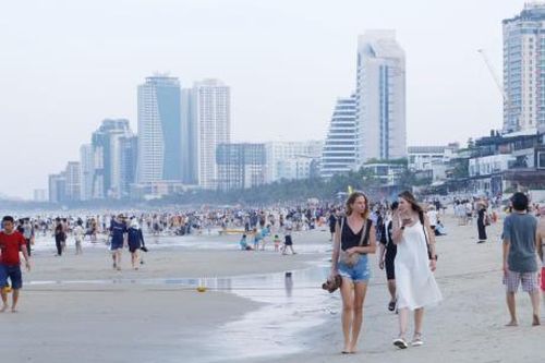 Xử lý mùi hôi và nước thải tràn ra các bãi biển du lịch Đà Nẵng