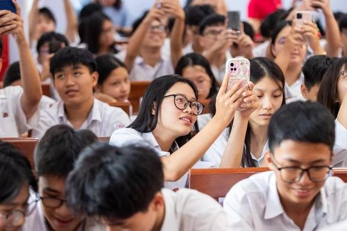 Trường THPT Đoàn Kết - Hai Bà Trưng là chặng dừng chân thứ tư của Unlock The IELTS 2025