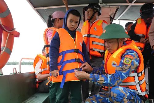 Phà hỏng, Bộ đội Biên phòng dùng ca nô hỗ trợ người dân xã đảo Tam Hải đi lại