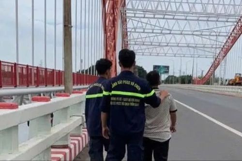 Thuyết phục thành công thanh niên có ý định nhảy cầu