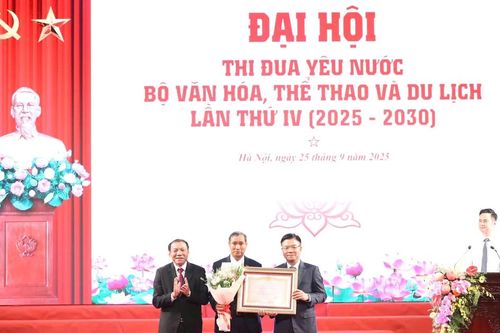 Trao tặng danh hiệu Anh hùng Lao động cho HLV Mai Đức Chung