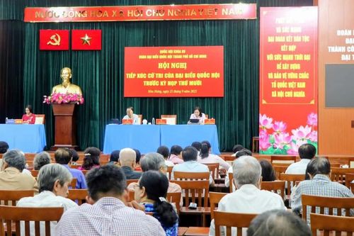 Cử tri bày tỏ lo lắng trước tình trạng 'hỗn loạn' trên không gian mạng