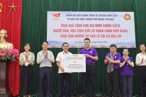 Đoàn đại biểu trí thức TPHCM thăm, tặng quà tại xã Hòa An, tỉnh Cao Bằng
