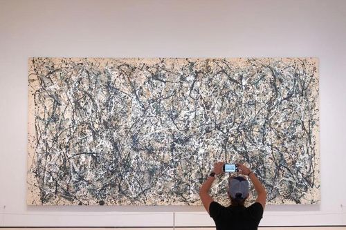 Bí ẩn màu xanh lạ trong tranh Jackson Pollock được giải mã