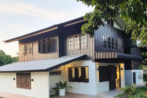 Nhà gỗ truyền thống hồi sinh thành không gian 2 tầng hiện đại