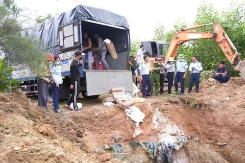 Quảng Trị tiêu hủy lượng lớn thực phẩm nhập lậu