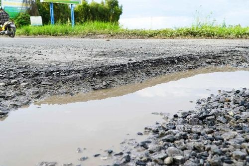 Quốc lộ 61 qua An Giang dày đặc 'ổ voi, ổ gà'