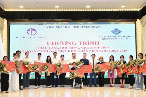 27 tân sinh viên có hoàn cảnh đặc biệt khó khăn nhận học bổng trên 2,5 tỷ đồng