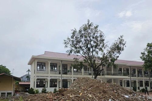 Đã khổ vì bụi bẩn tấn công, còn bất an ngồi học dưới công trình chưa nghiệm thu ở Thanh Hóa